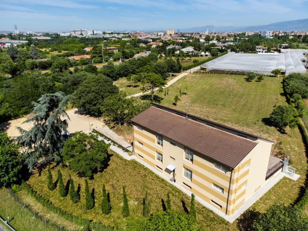 eine Luftansicht eines Gebäudes mit einem Hof in der Unterkunft BORGOROMA - Business & Residence in Verona