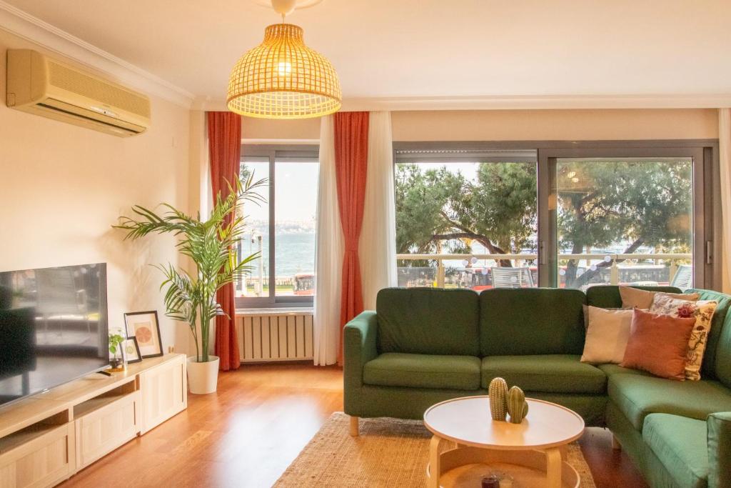 Flat with Central Location, in Karsiyaka - Housity
