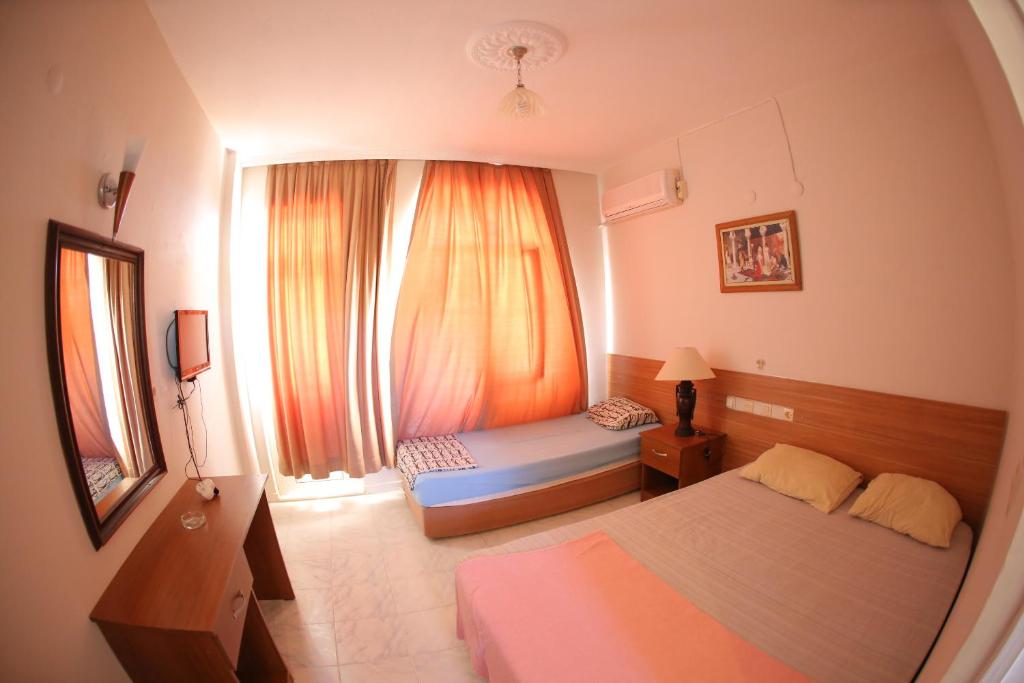 Postel nebo postele na pokoji v ubytování Mavi Cennet Camping Caravan