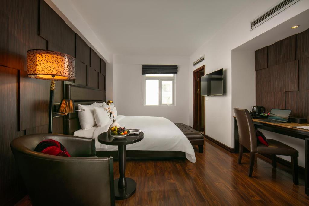 Postel nebo postele na pokoji v ubytování La Nueva Boutique Hotel Hanoi & Spa