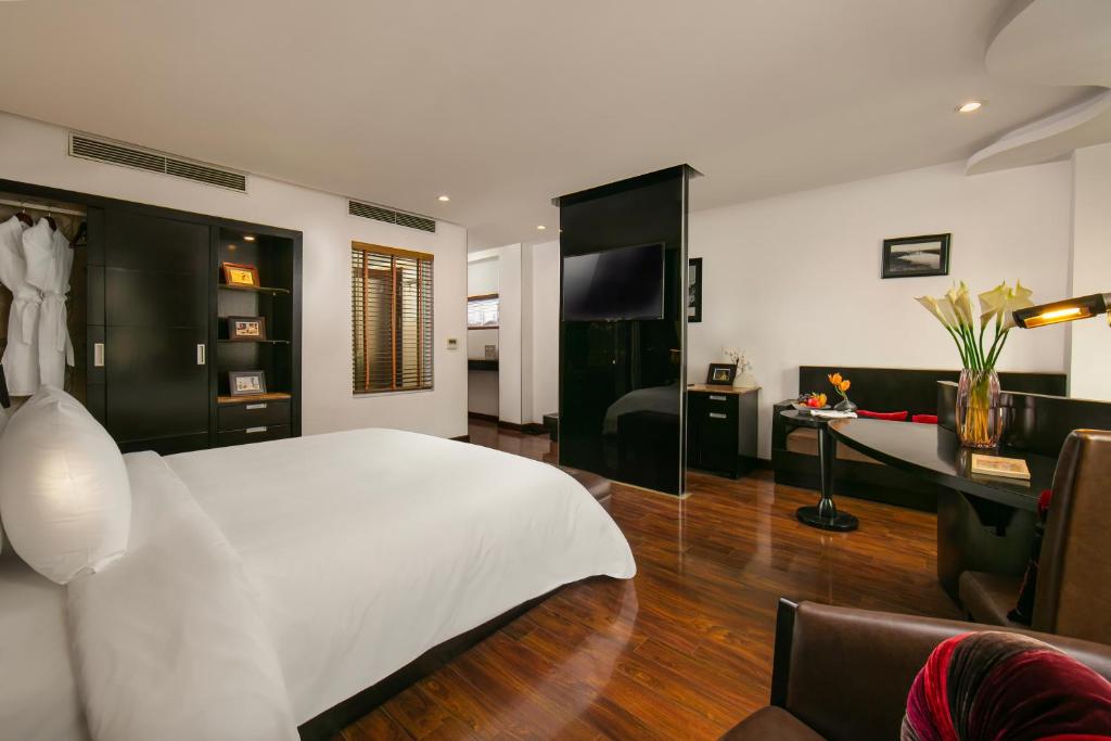 Postel nebo postele na pokoji v ubytování La Nueva Boutique Hotel Hanoi & Spa