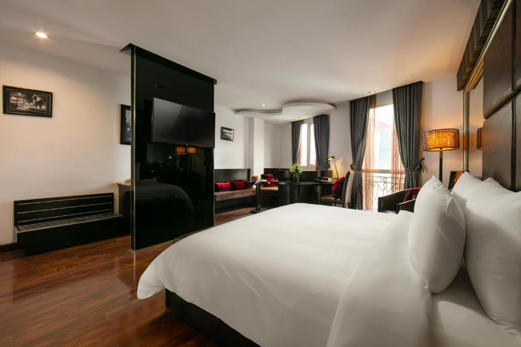 Postel nebo postele na pokoji v ubytování La Nueva Boutique Hotel Hanoi & Spa