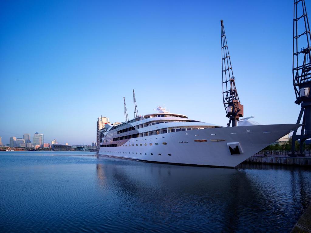 un navire de croisière est amarré à un quai dans l'établissement Sunborn London Yacht Hotel, à Londres