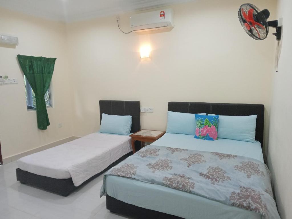 Postel nebo postele na pokoji v ubytování Motel Aurora Damai