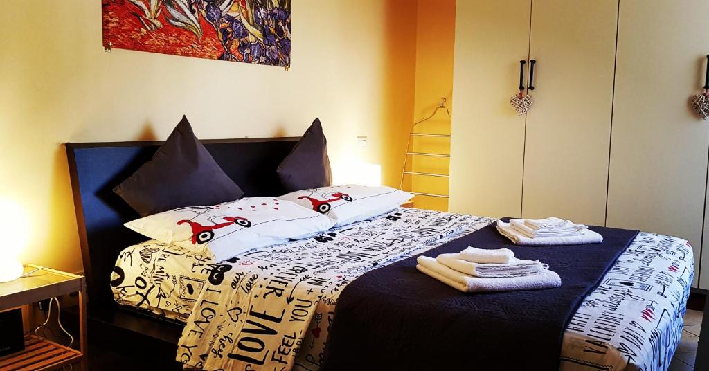a bedroom with a bed with towels on it at Gabriel Holiday House in Rome