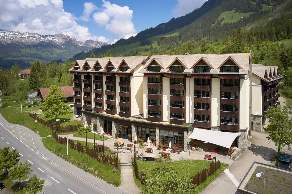 een luchtzicht op een hotel in de bergen bij Reka-Feriendorf Sörenberg in Sörenberg
