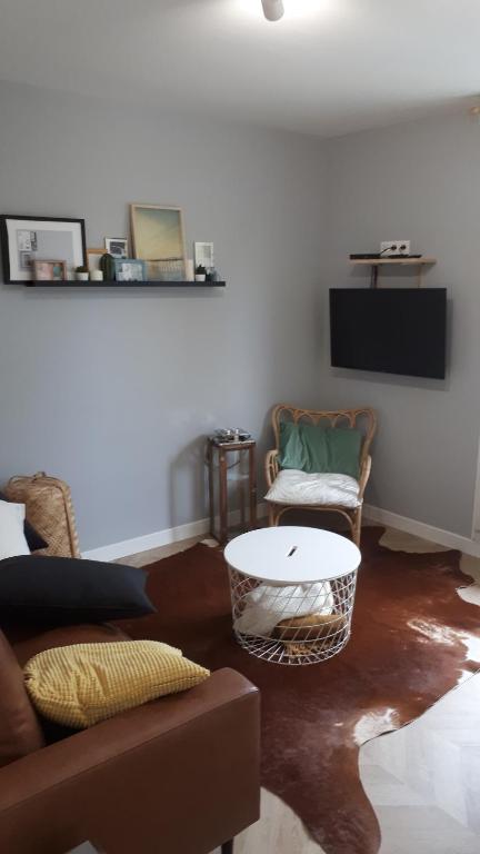 un salon avec un canapé et une table basse dans l'établissement Le Mangin - Rent4night Grenoble, à Grenoble