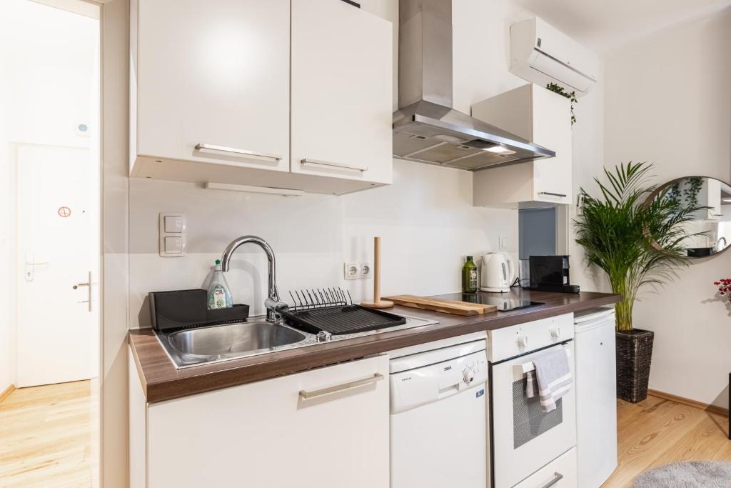 A kitchen or kitchenette at Cozy Studio Apartment Located in Vienna's Vibrant City Center