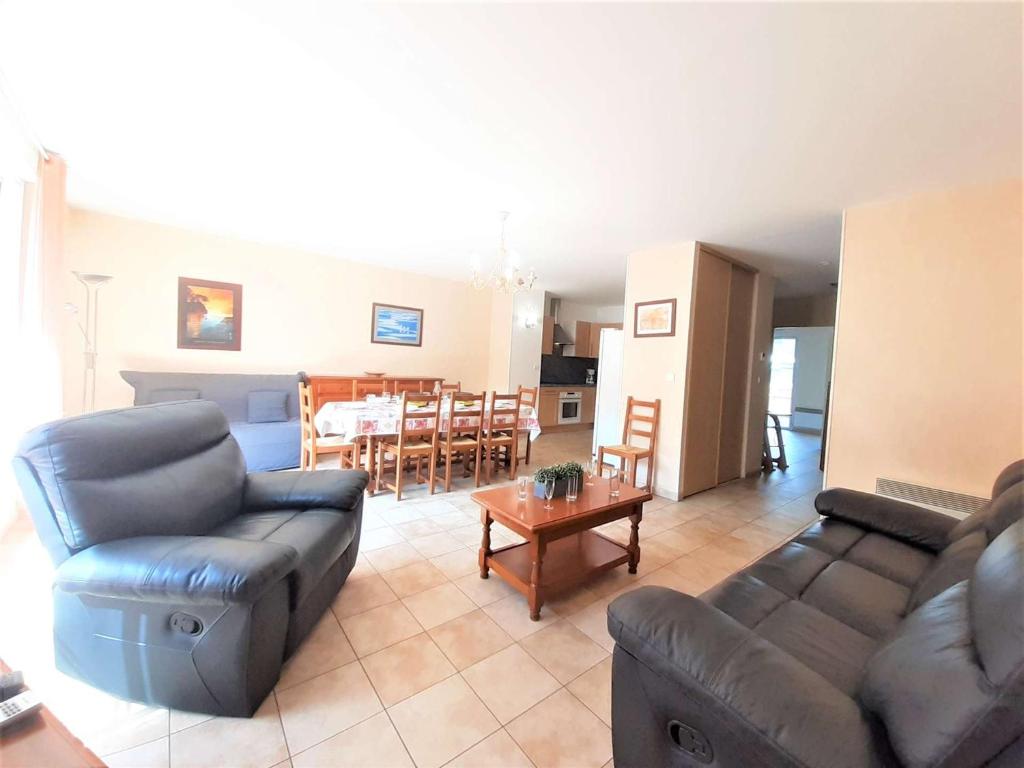 ein Wohnzimmer mit einem Sofa und einem Tisch in der Unterkunft Appartement Saint-Lary-Soulan, 4 pièces, 9 personnes - FR-1-457-186 in Saint-Lary-Soulan