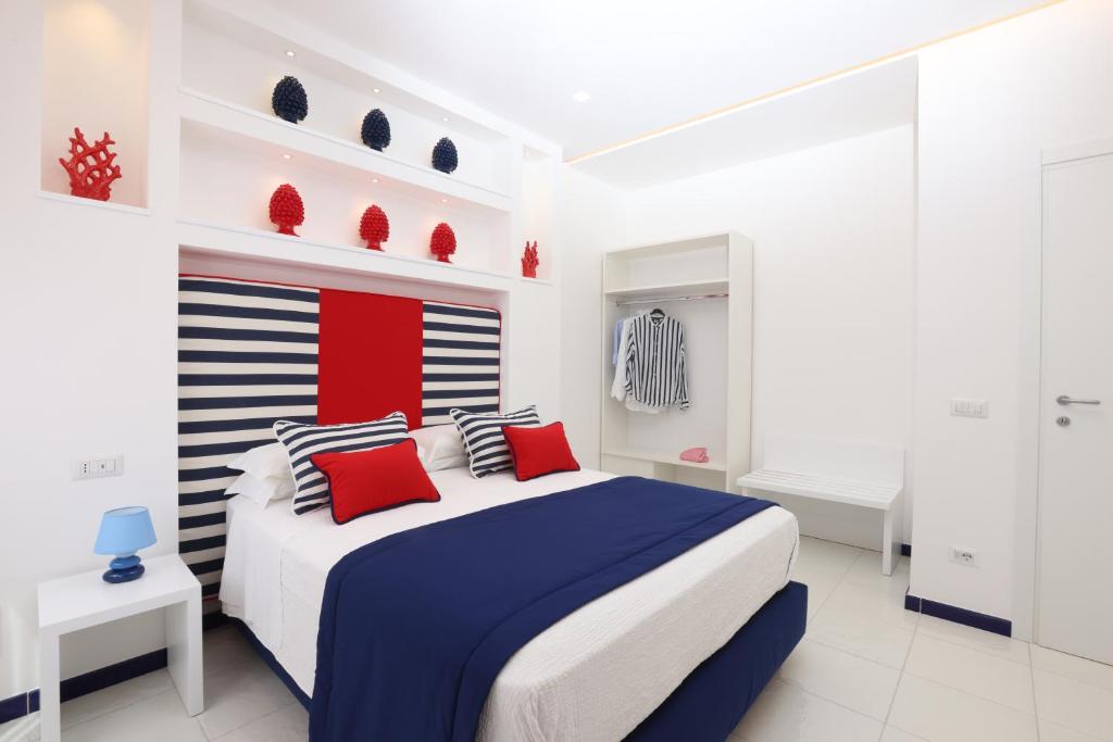 索倫托的住宿－Blu Oltre，一间卧室配有一张带红色和蓝色枕头的大床