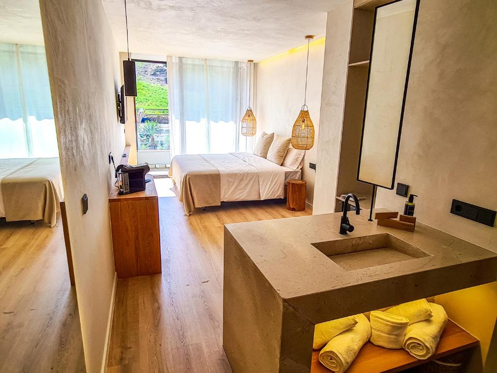 Postel nebo postele na pokoji v ubytování S´Estancia Suites