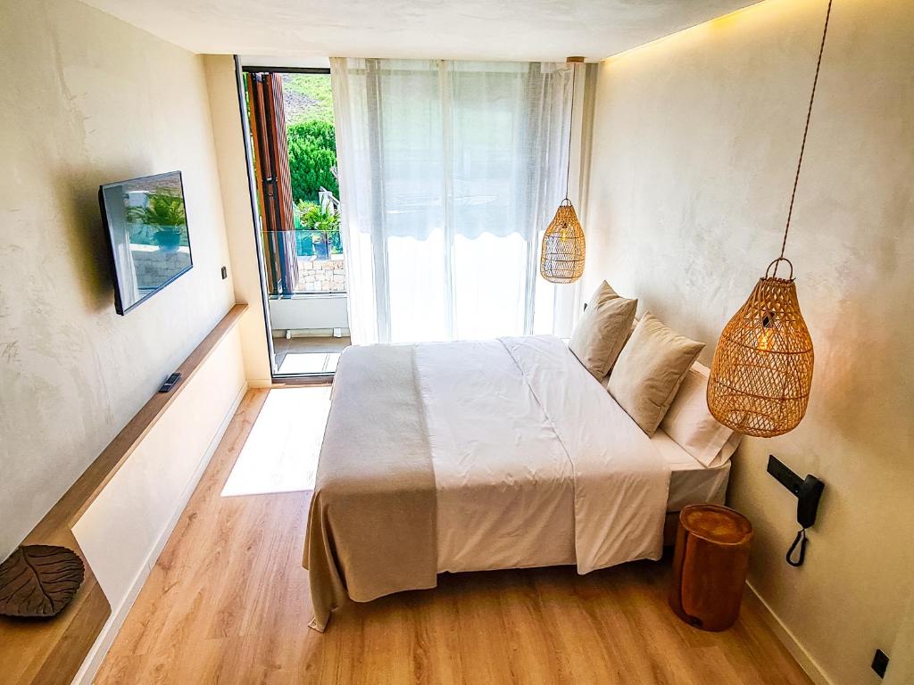 Postel nebo postele na pokoji v ubytování S´Estancia Suites