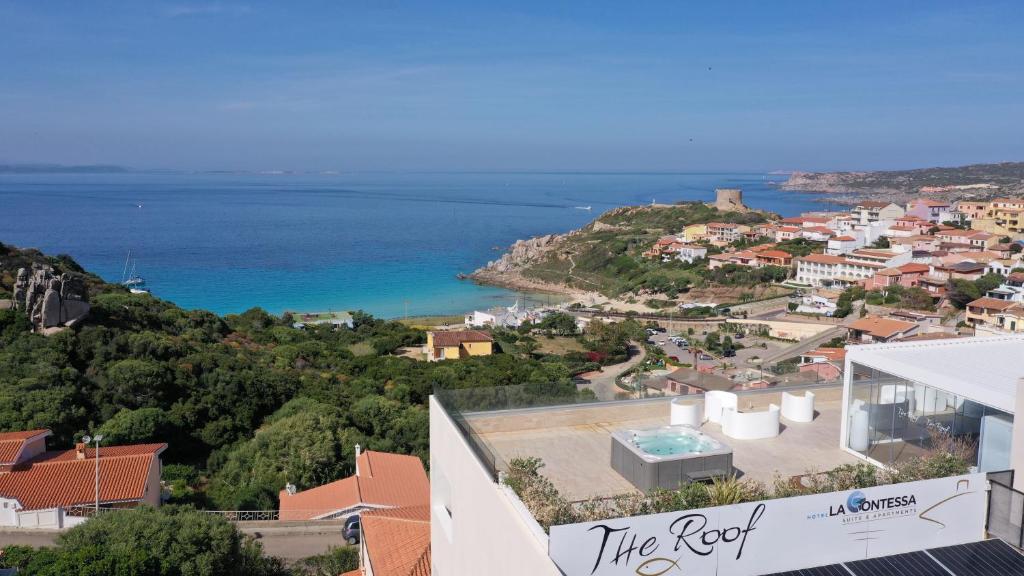 uma vista do telhado de uma casa com o oceano em La Contessa Pool & Sea View em Santa Teresa Gallura