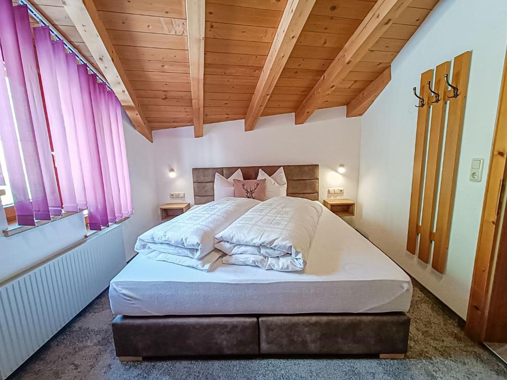 Posteľ alebo postele v izbe v ubytovaní Apartment Erna by Interhome