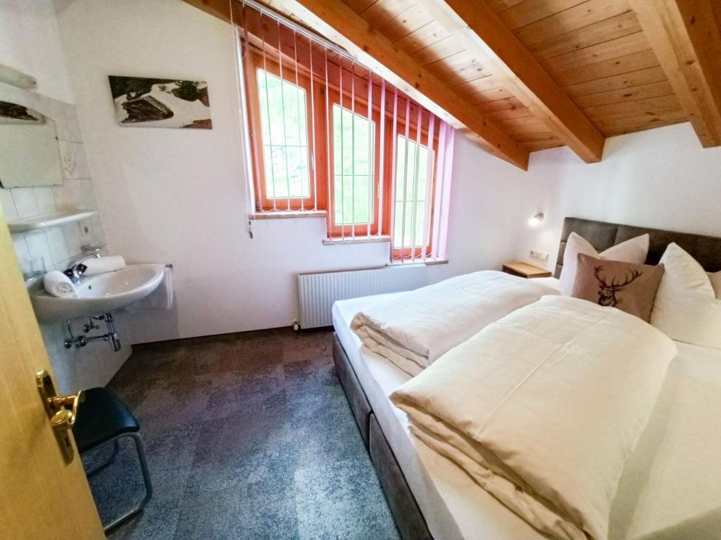 Posteľ alebo postele v izbe v ubytovaní Apartment Erna by Interhome