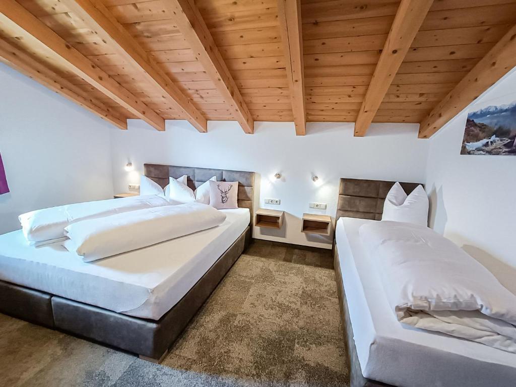 Posteľ alebo postele v izbe v ubytovaní Apartment Erna by Interhome