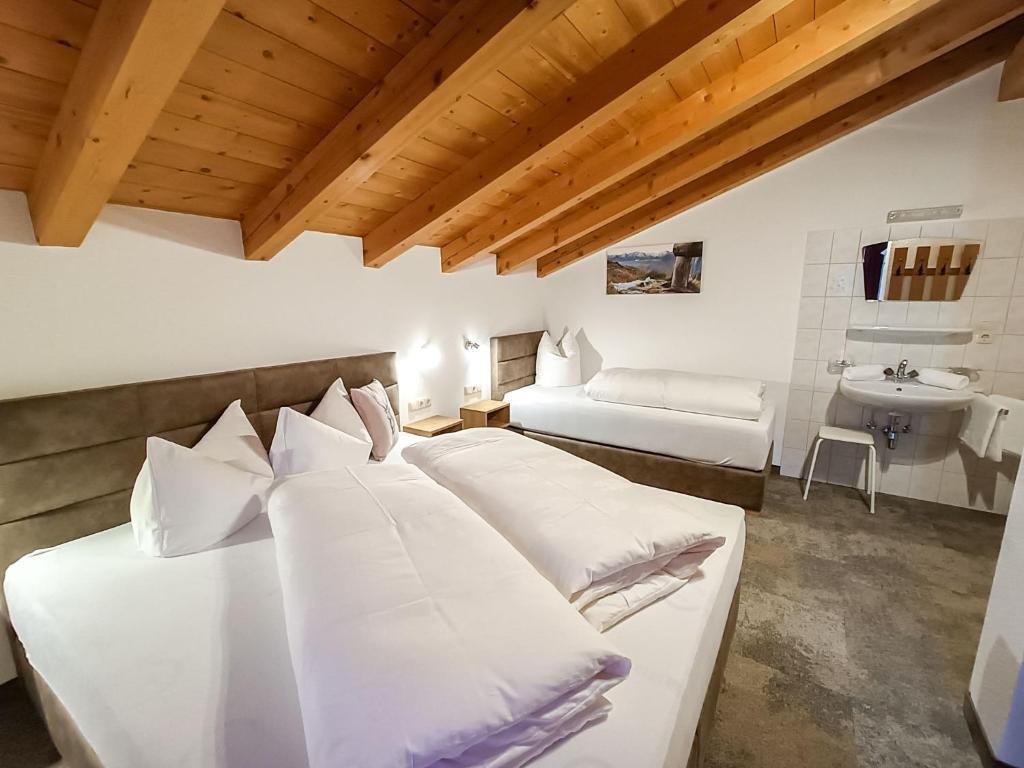 Posteľ alebo postele v izbe v ubytovaní Apartment Erna by Interhome