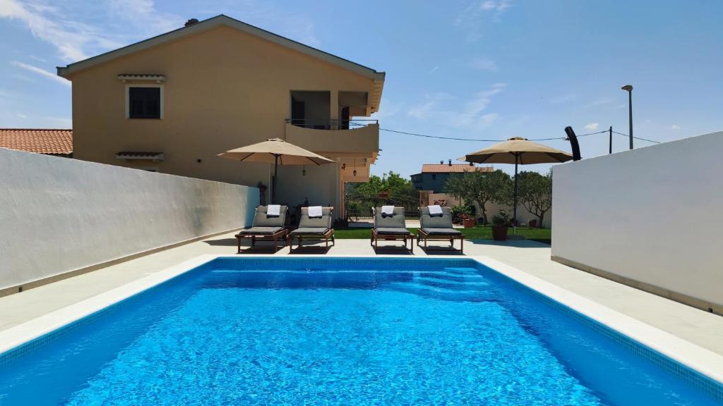 Bazén v ubytování Apartment Villa Slavija nebo v jeho okolí