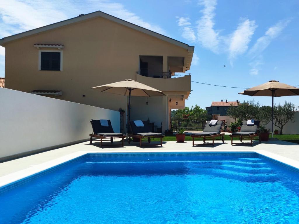Bazén v ubytování Apartment Villa Slavija nebo v jeho okolí