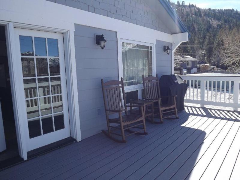 eine Veranda mit 2 Stühlen und einem Tisch auf einem Haus in der Unterkunft Rr-johnson Suite in June Lake