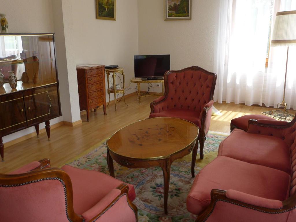 TV a/nebo společenská místnost v ubytování Holiday Home 5- chemin de la Pralay by Interhome