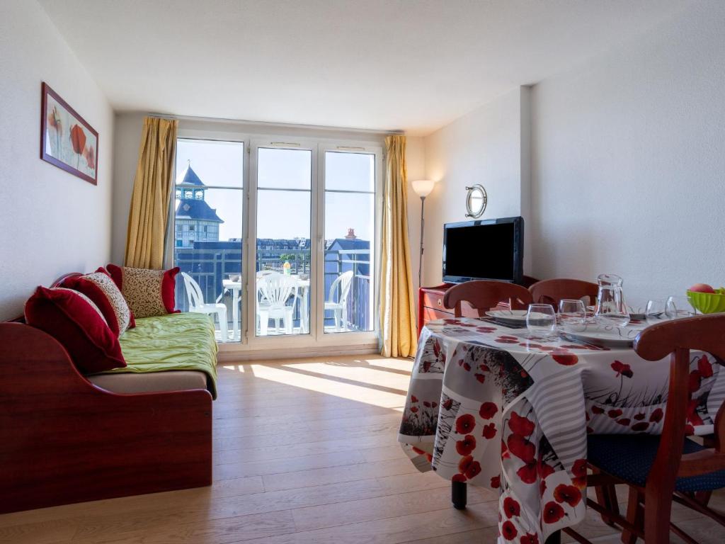 Televisyen dan/atau pusat hiburan di Apartment Port Guillaume-6 by Interhome
