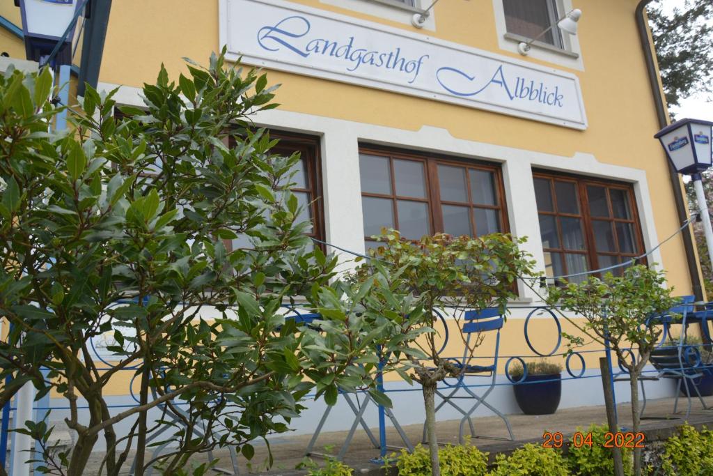 Hotel Albblick Bad Boll في باد بول: مبنى عليه لافته