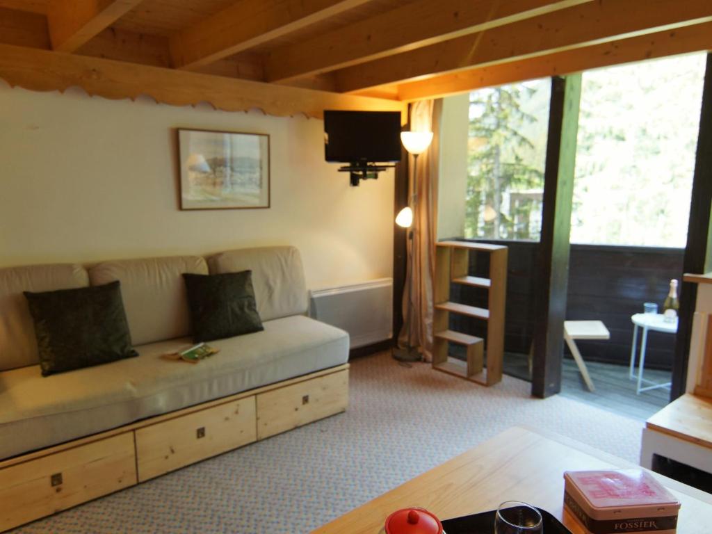 un salon avec un canapé et une table dans l'établissement Apartment Grand Roc-3 by Interhome, à Chamonix-Mont-Blanc