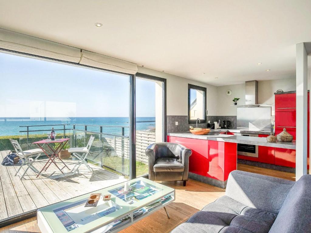 une cuisine et un salon avec vue sur l'océan dans l'établissement Holiday Home La Villa Marine by Interhome, à Plouescat