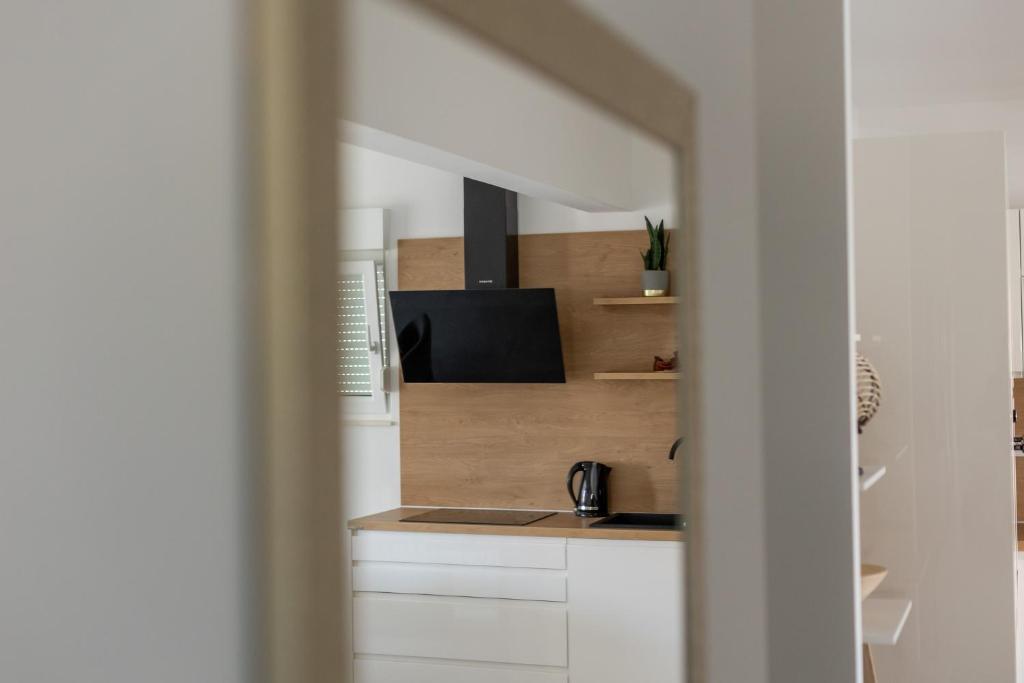 Kuchyňa alebo kuchynka v ubytovaní Apartman Sisters - FREE parking
