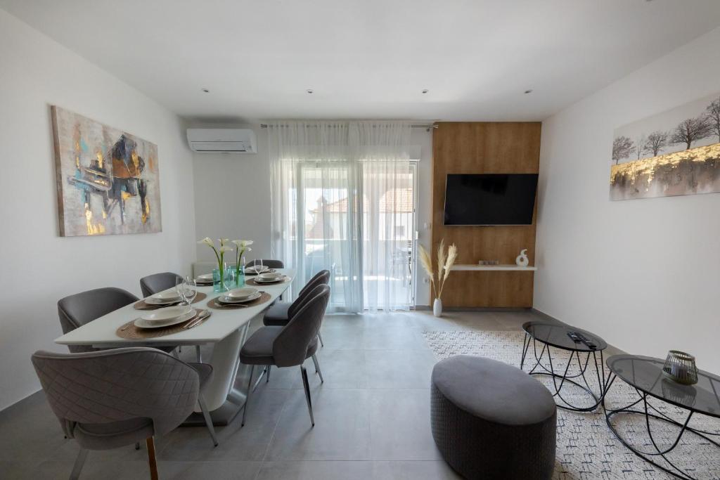 Televízia a/alebo spoločenská miestnosť v ubytovaní Apartman Sisters - FREE parking