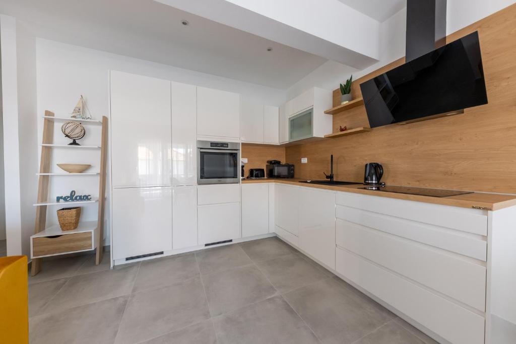 Kuchyňa alebo kuchynka v ubytovaní Apartman Sisters - FREE parking