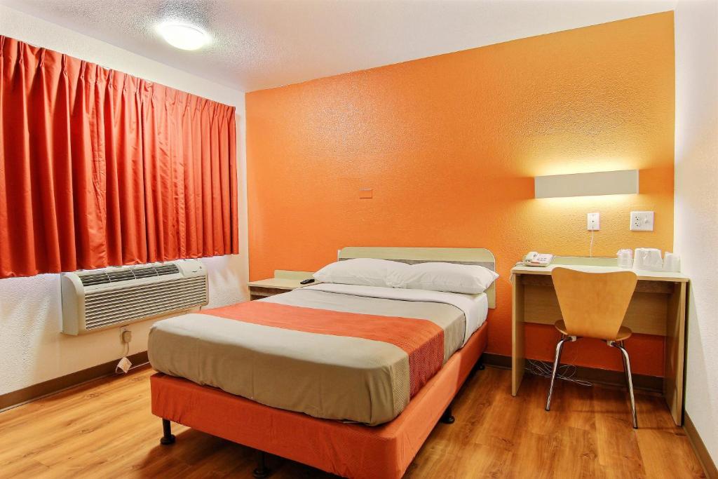 Motel 6-Kingsville, TX - Queen Room - Disability Access - Roll In Shower