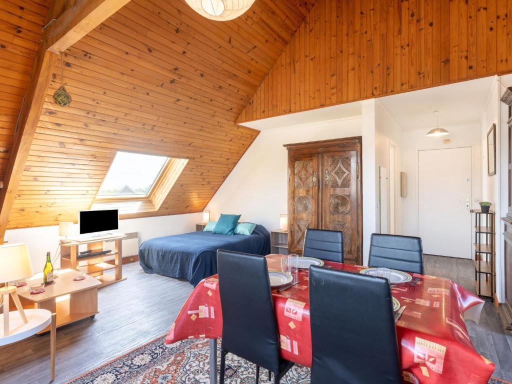 une chambre avec un lit, une table et des chaises dans l'établissement Studio Résidence du Port-1 by Interhome, à Cabourg