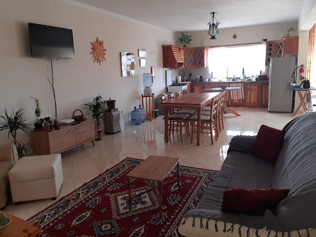 Tal-Marga B&B tesisinde bir oturma alanı