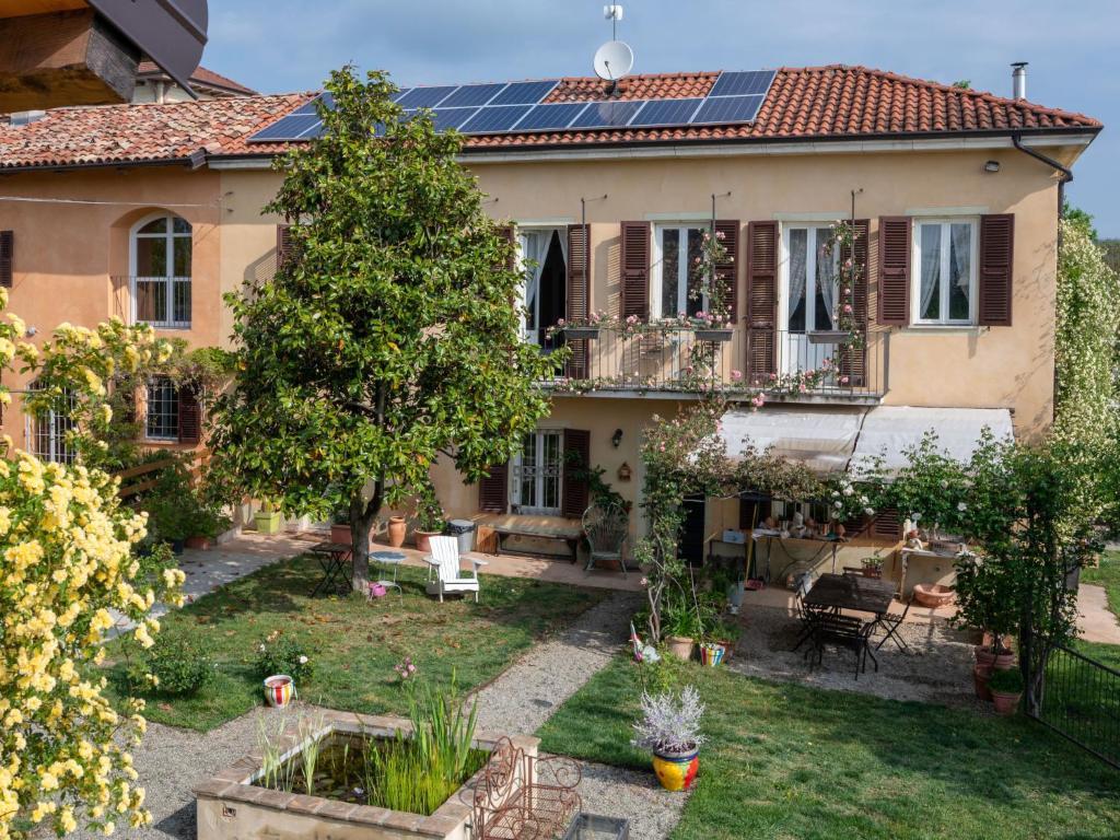 アルフィアーノ・ナッタにあるHoliday Home Cascina Vicentini - SIC150 by Interhomeの屋根に太陽光パネルを敷いた家