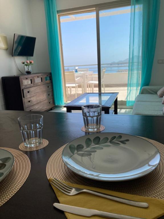 Televízia a/alebo spoločenská miestnosť v ubytovaní Ático con Espectaculares Vistas al Mar