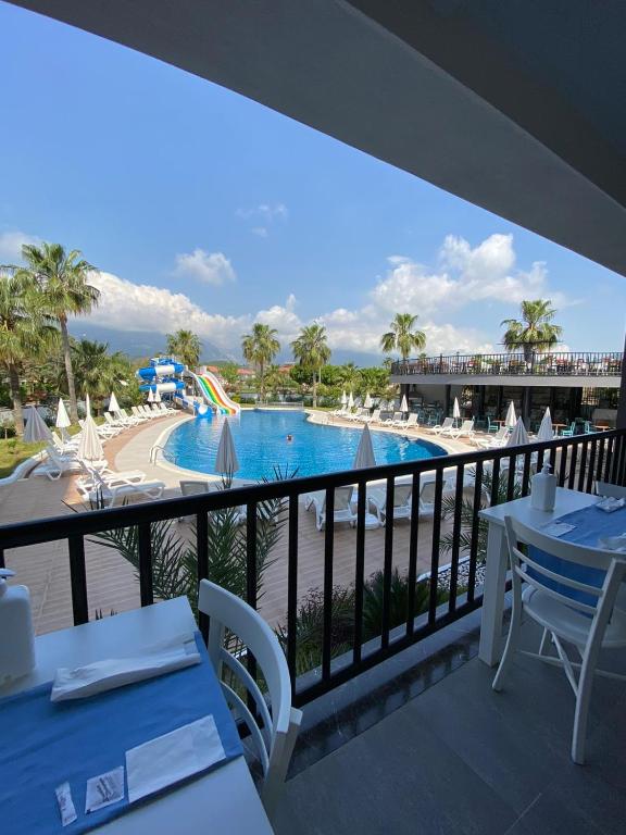 The swimming pool at or close to İstanbul Beach Hotel
