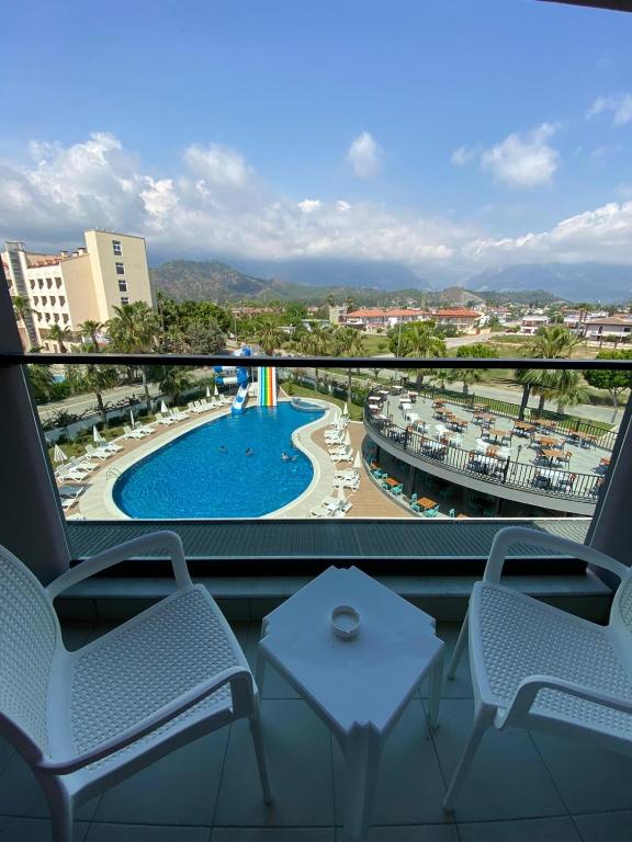 The swimming pool at or close to İstanbul Beach Hotel