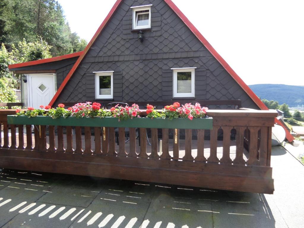 a house with a balcony with flowers on it at Ferienwohnung-Ihle Olbernhau in Olbernhau