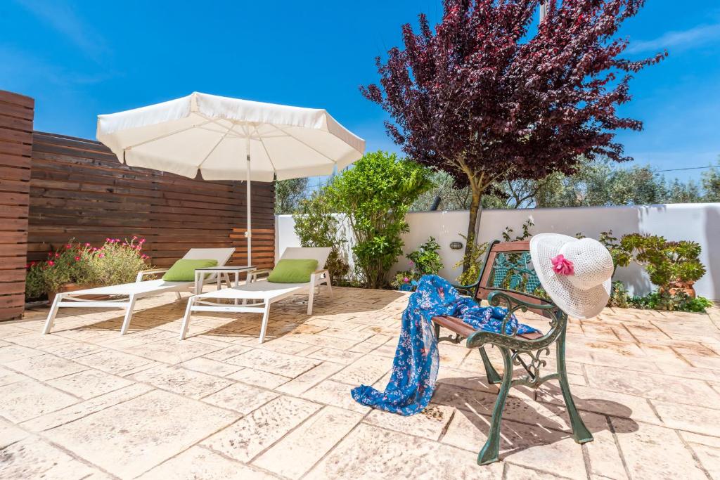 Zahrada ubytování Lorenzo Villas with Private Pool, 200m from the beach, by ZanteWize
