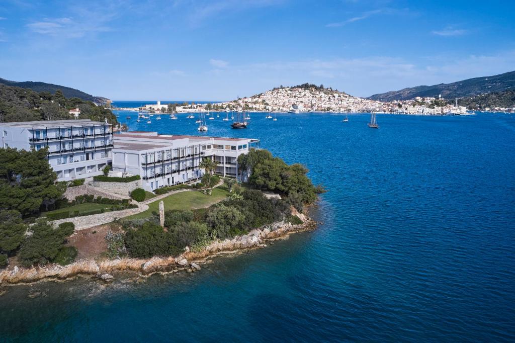 una vista aerea di un edificio su un'isola in acqua di Xenia Poros Image Hotel a Poros