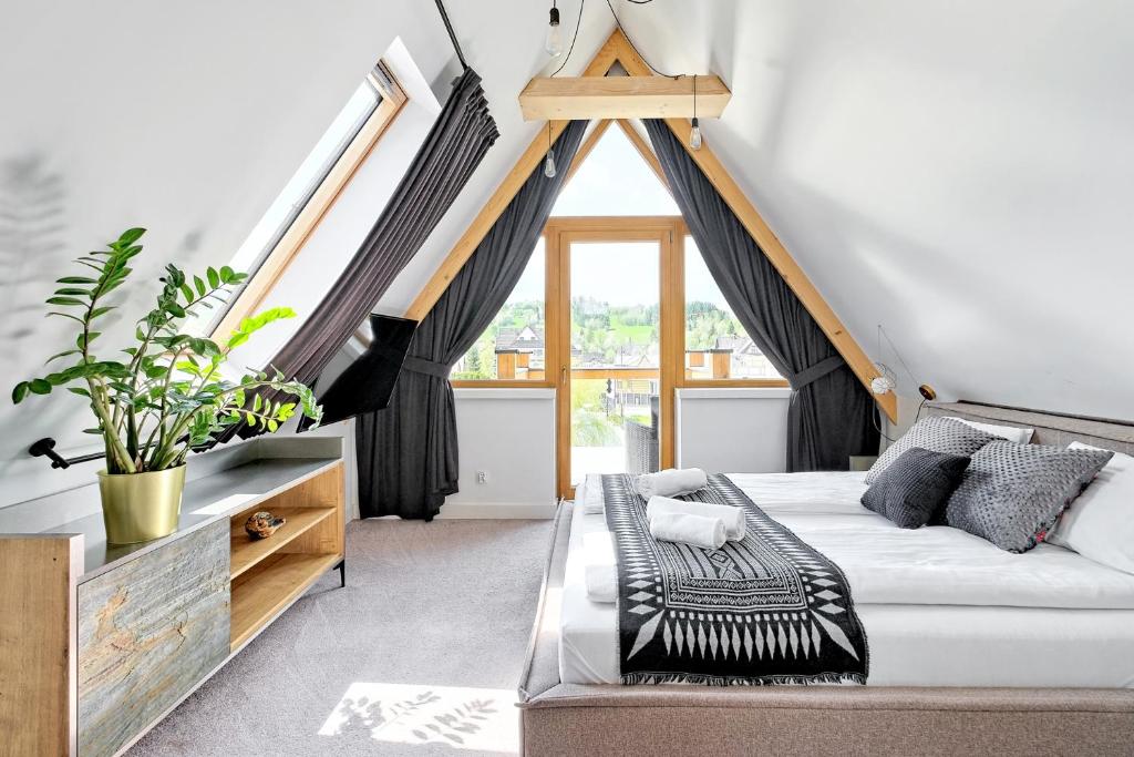 Giường trong phòng chung tại Rezydencja Diamond SPA