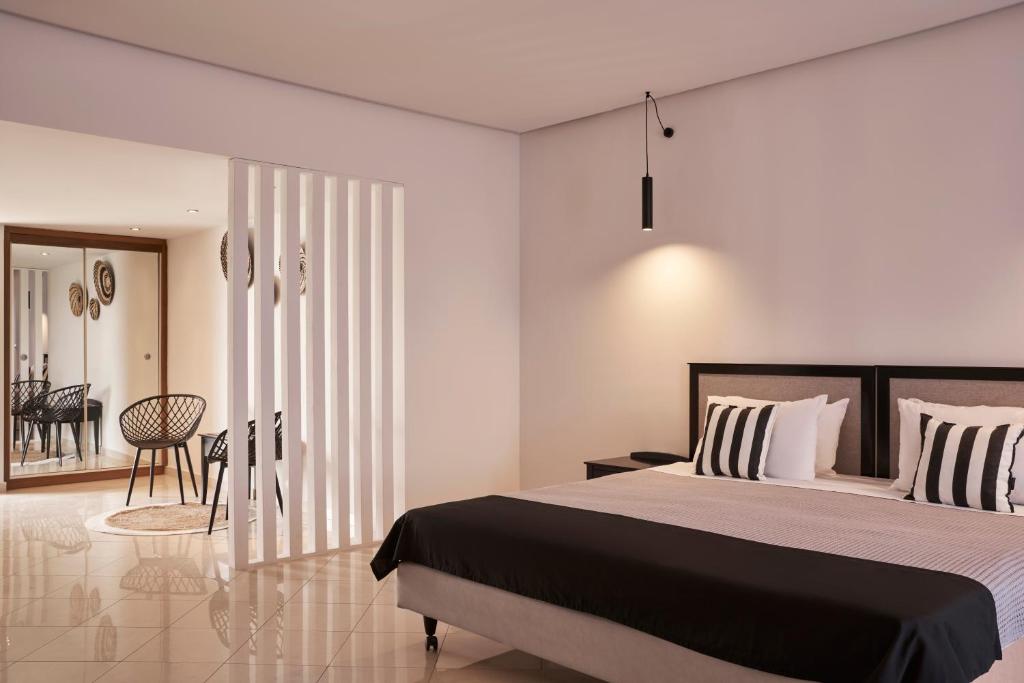 Postel nebo postele na pokoji v ubytování Xenia Poros Image Hotel