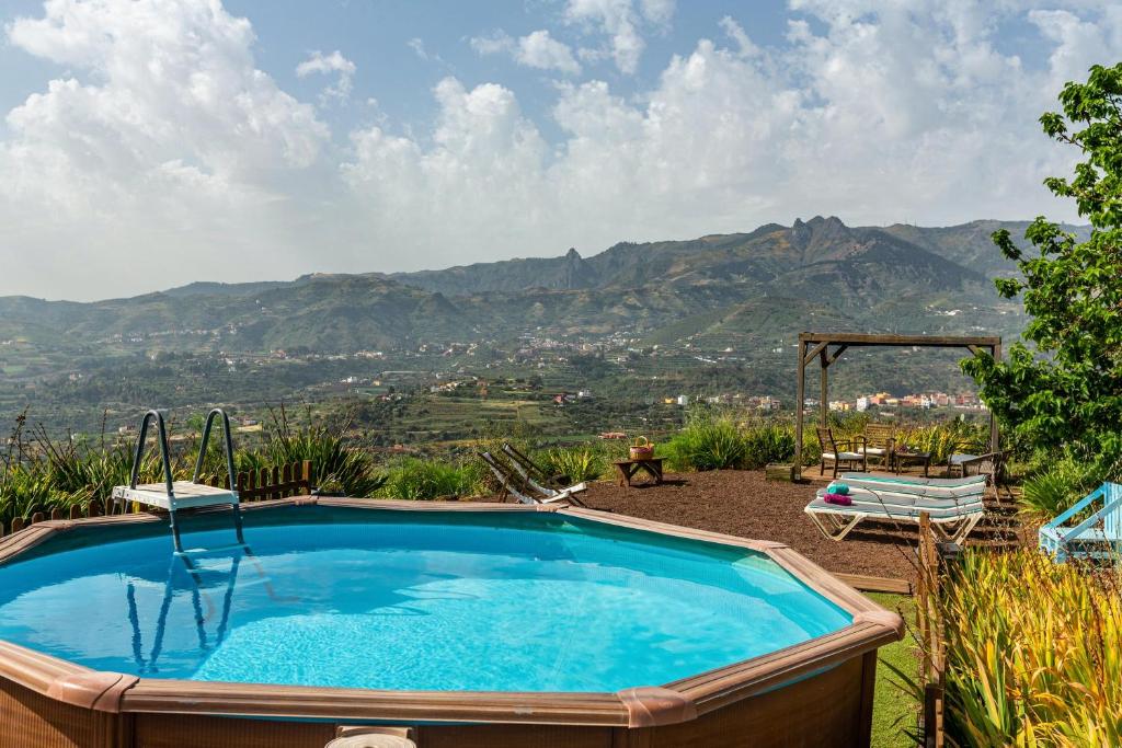 a swimming pool with a view of a mountain at Casa Rural La Caldera in Teror