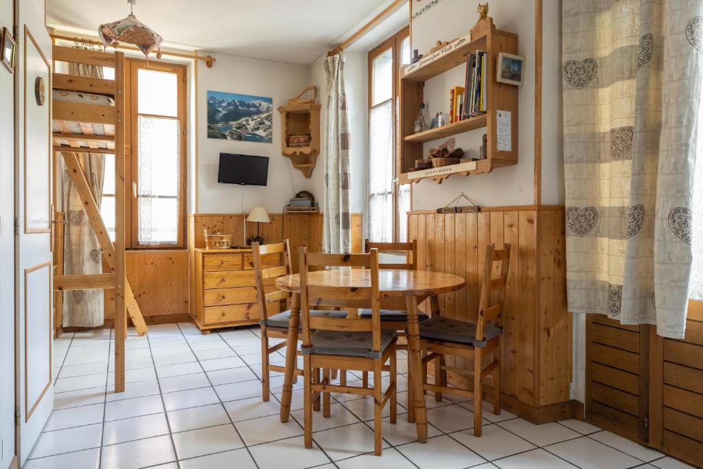 una cucina e una sala da pranzo con tavolo e sedie di Studio en centre village St Gervais a Saint-Gervais-les-Bains