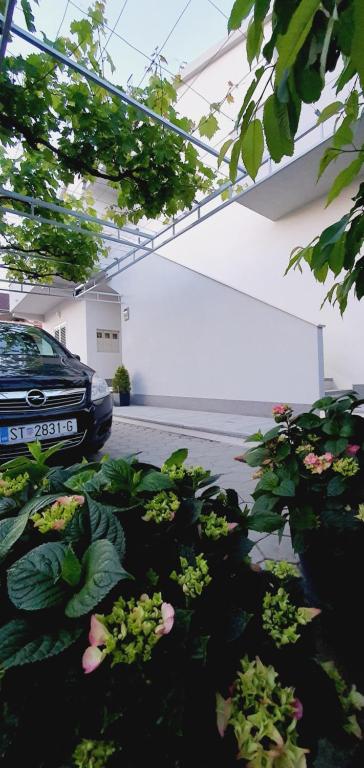 Vonkajšia záhrada v ubytovaní Apartman Sisters - FREE parking