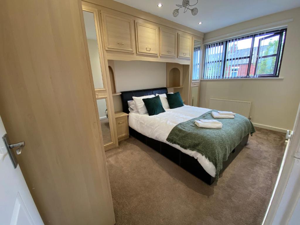 Fotografie z fotogalerie ubytování Comfortable Manchester House with Conservatory & Parking v Manchesteru