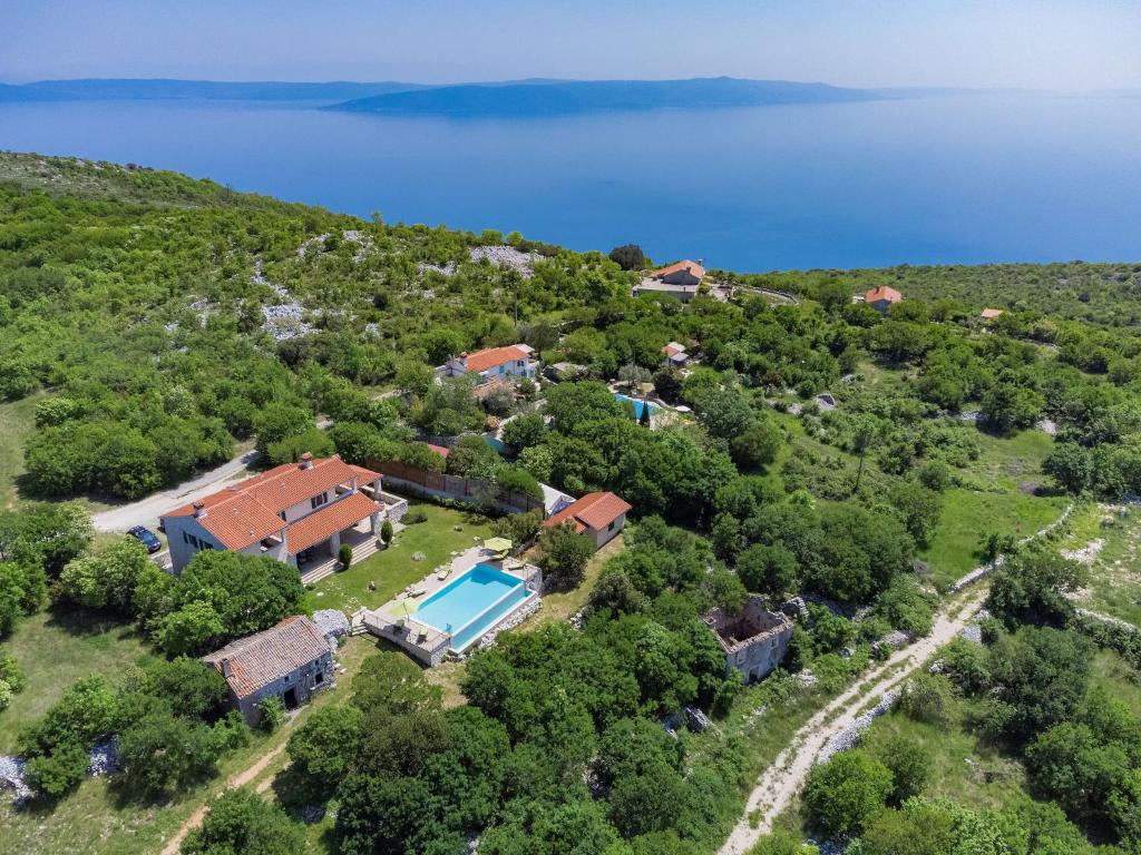 una vista aérea de una finca con piscina y el océano en Villa Albina by Interhome, en Skitača