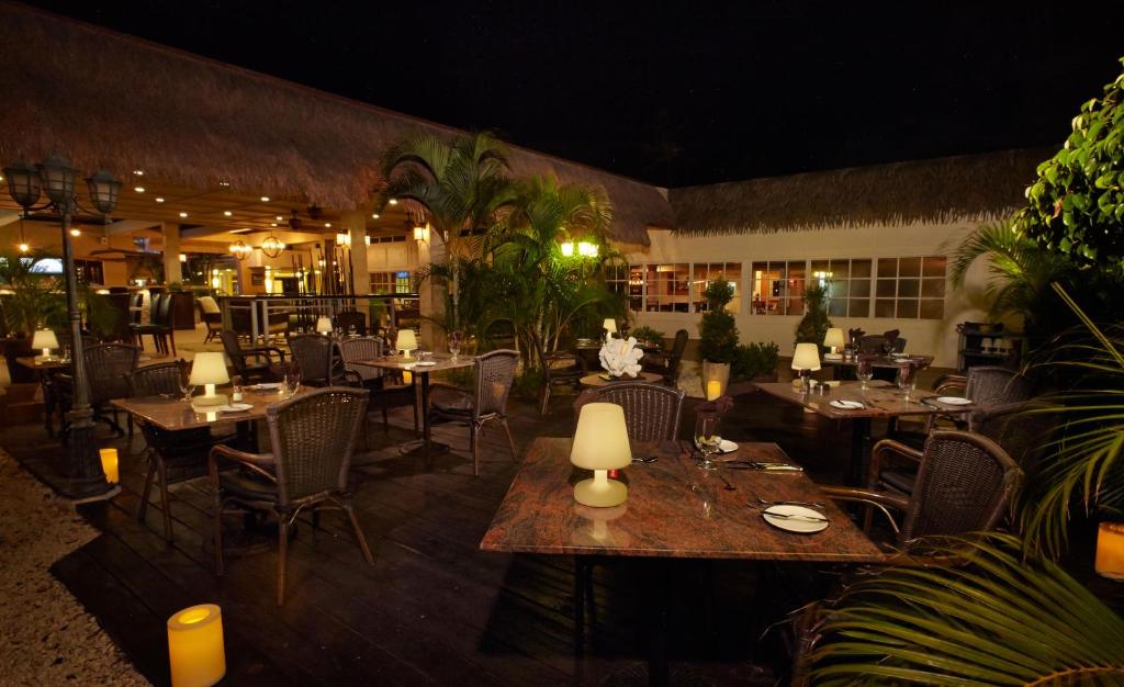 Restaurace v ubytování Manchebo Beach Resort and Spa